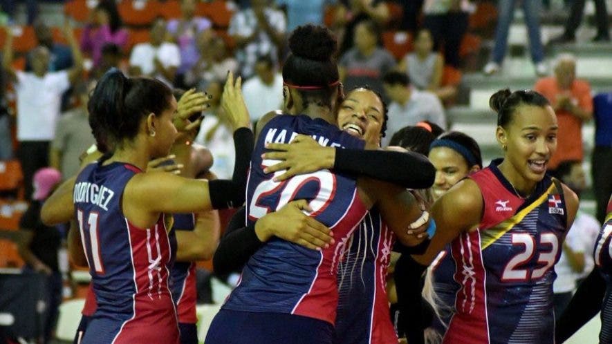 El equipo dominicano celebra tras lograr su triunfo sobre Puerto Rico.