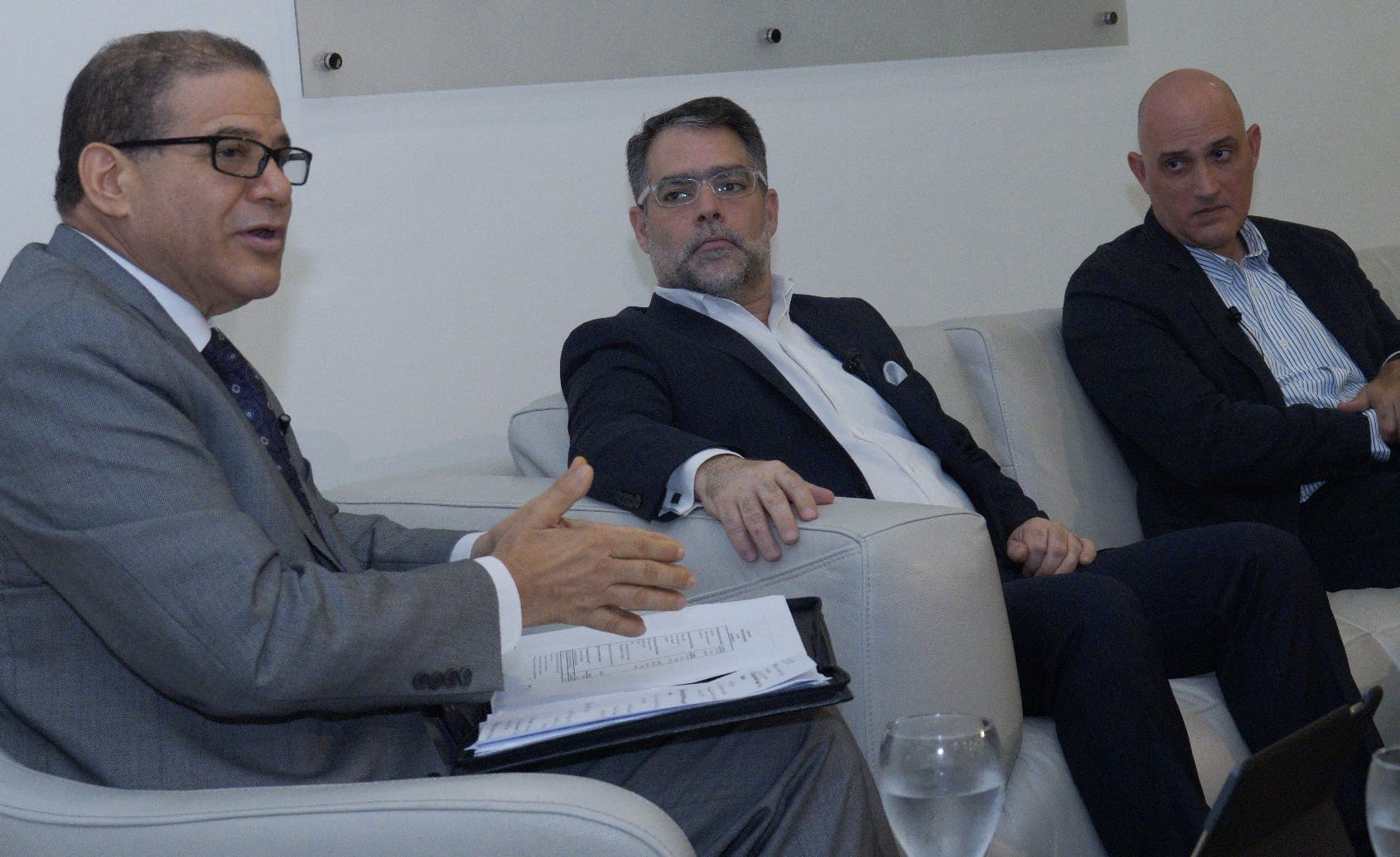 Apolinar Veloz, Ernesto Selman y Pavel Isa explican sus visiones sobre la economía durante los últimos años .  Elieser Tapia