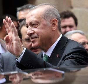 El presidente turco Recep Tayyip Erdogan pidió hoy a la ciudadanía que cambie “los dólares y el oro que tengan bajo el colchón” por liras turcas con el objetivo de frenar la caída de su moneda. 