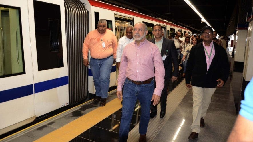 El director de la Oficina para el Reordenamiento del Transporte (OPRET) Manuel Antonio Saleta García, hizo un recorrido por la línea 2B del Metro. José de León.