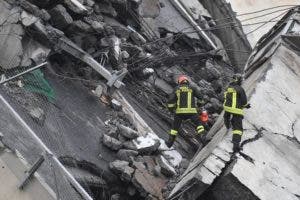 Una gran parte del puente se derrumbÃ³ sobre una zona industrial en la ciudad italiana de GÃ©nova durante una tormenta repentina y violenta, dejando vehÃ­culos aplastados bajo los escombros. (Foto AP / Antonio