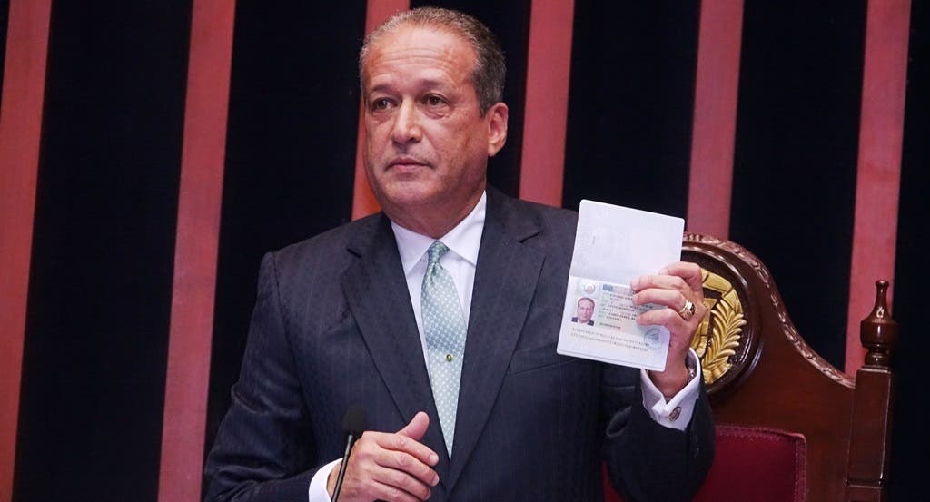 Reinaldo Pared PÃ©rez muestra su pasaporte visado.
