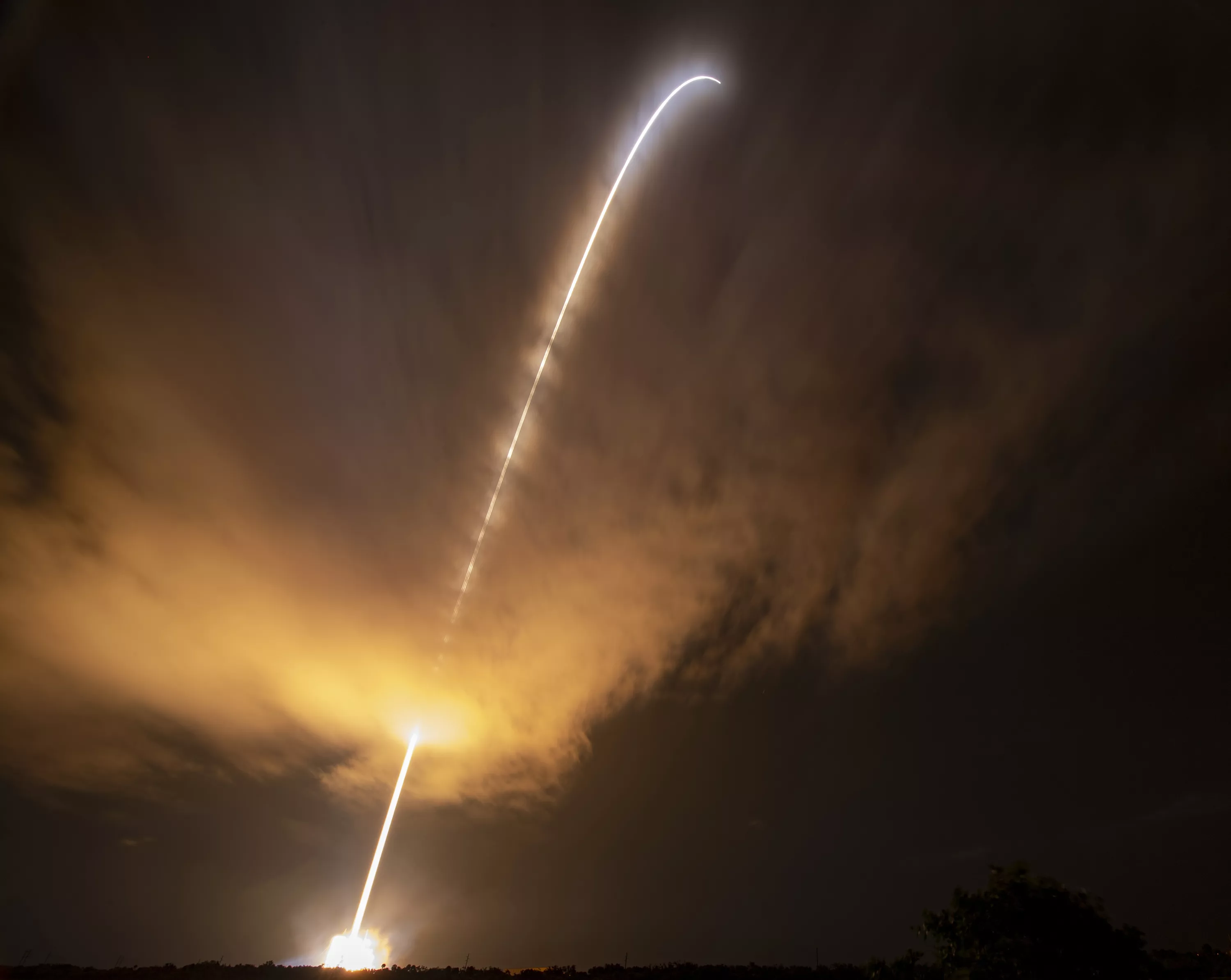 Esta fotografía de larga exposición proporcionada por la NASA muestra el cohete United Launch Alliance Delta IV Heavy cuando lanza la Sonda Solar Parker de la NASA para tocar el Sol. AP