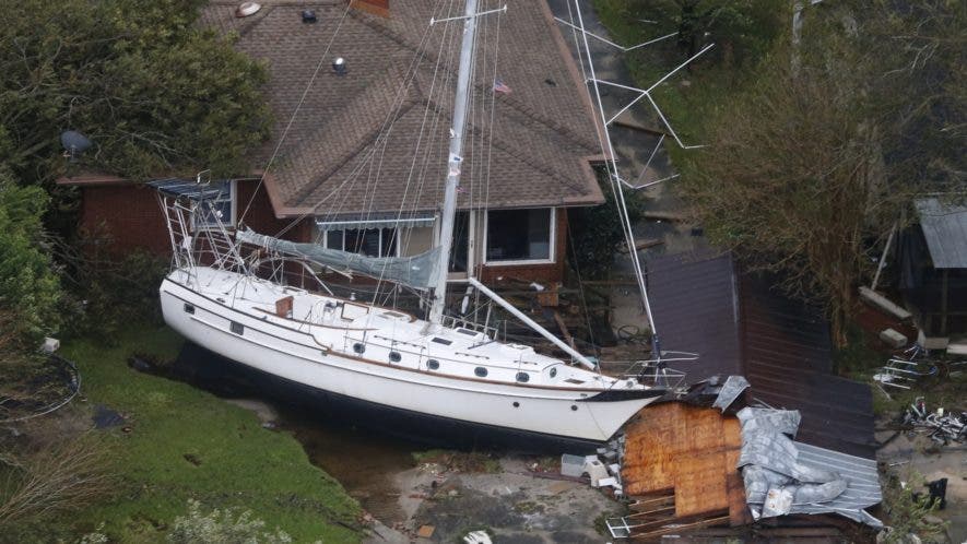 Un bote de vela encallado junto a una casa y un garage derribado, después de ser arrastrado por aguas crecidas por las lluvias que trajo el huracán Florence, ahora tormenta tropical, en New Bern, Carolina del Norte. AP