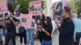 Los jÃ³venes se apostaron frente al Palacio de Justicia para reclamar "se aplique too el peso de la ley contra el acusado".