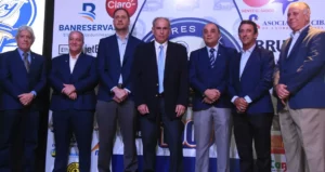 Parte de la directiva del Licey que anoche estuvo presente en la presentación.