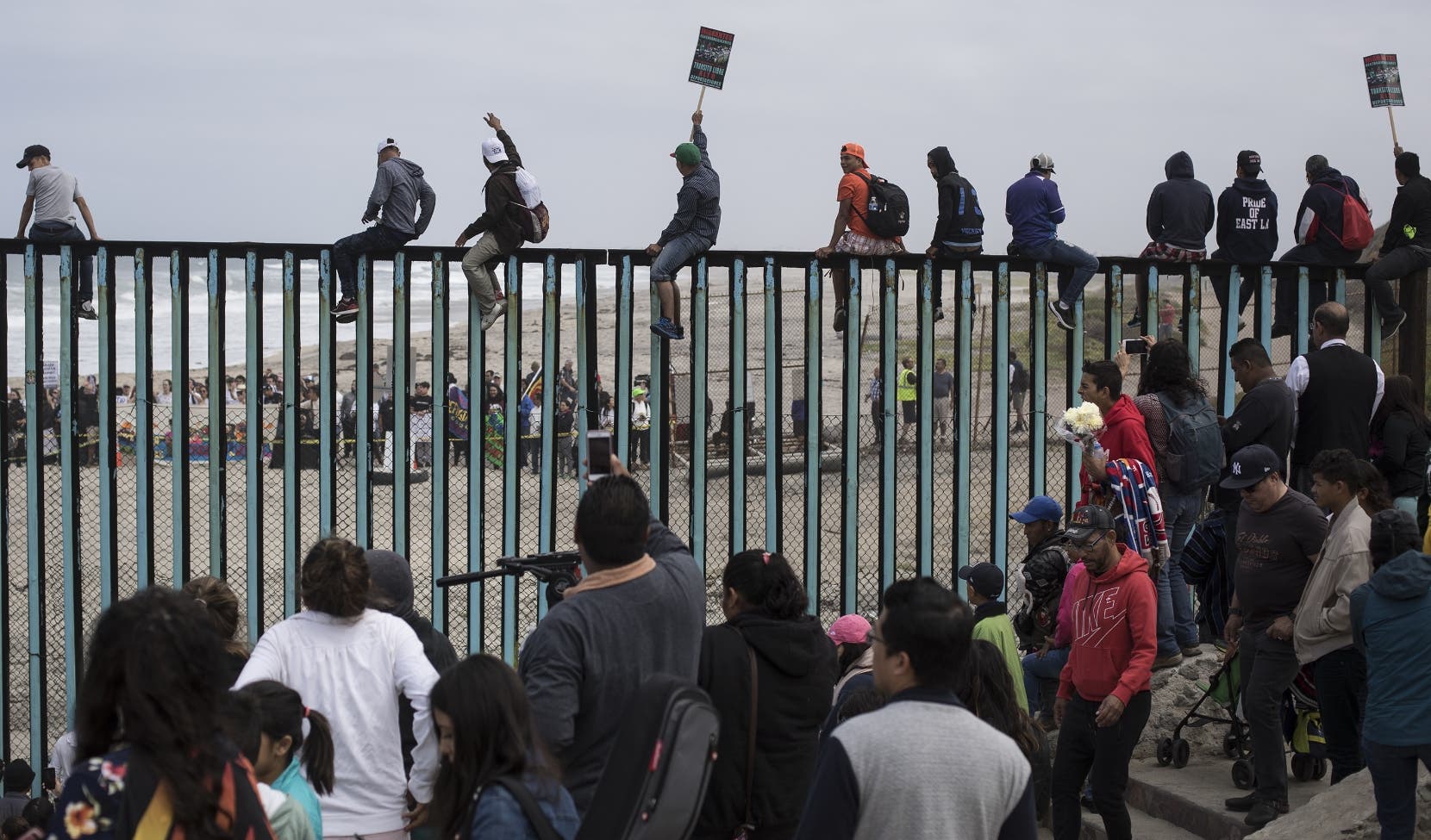 Una parte de los migrantes intentÃ³ cruzar de manera ilegal la frontera de Estados Unidos. Fueron atacados con gases.