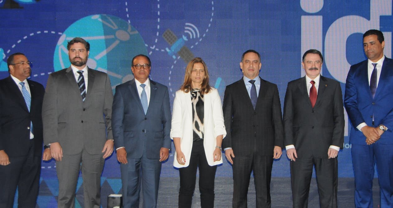 Representantes de  compañías  de telecomunicación  firmaron   compromiso.  Nicolás Monegro