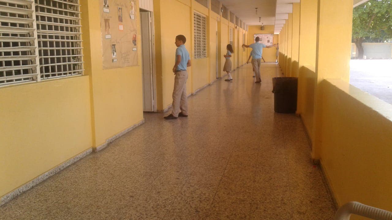 La asistencia de estudiantes a la escuela RepÃºblica Dominicana se redujo en aproximadamente el 50%.