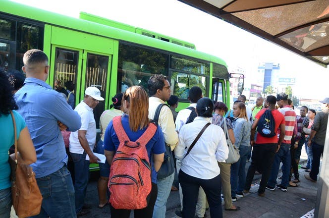 Pasajeros hacen largas filas para abordar autobuses de la OMSA. Foto: José De León.