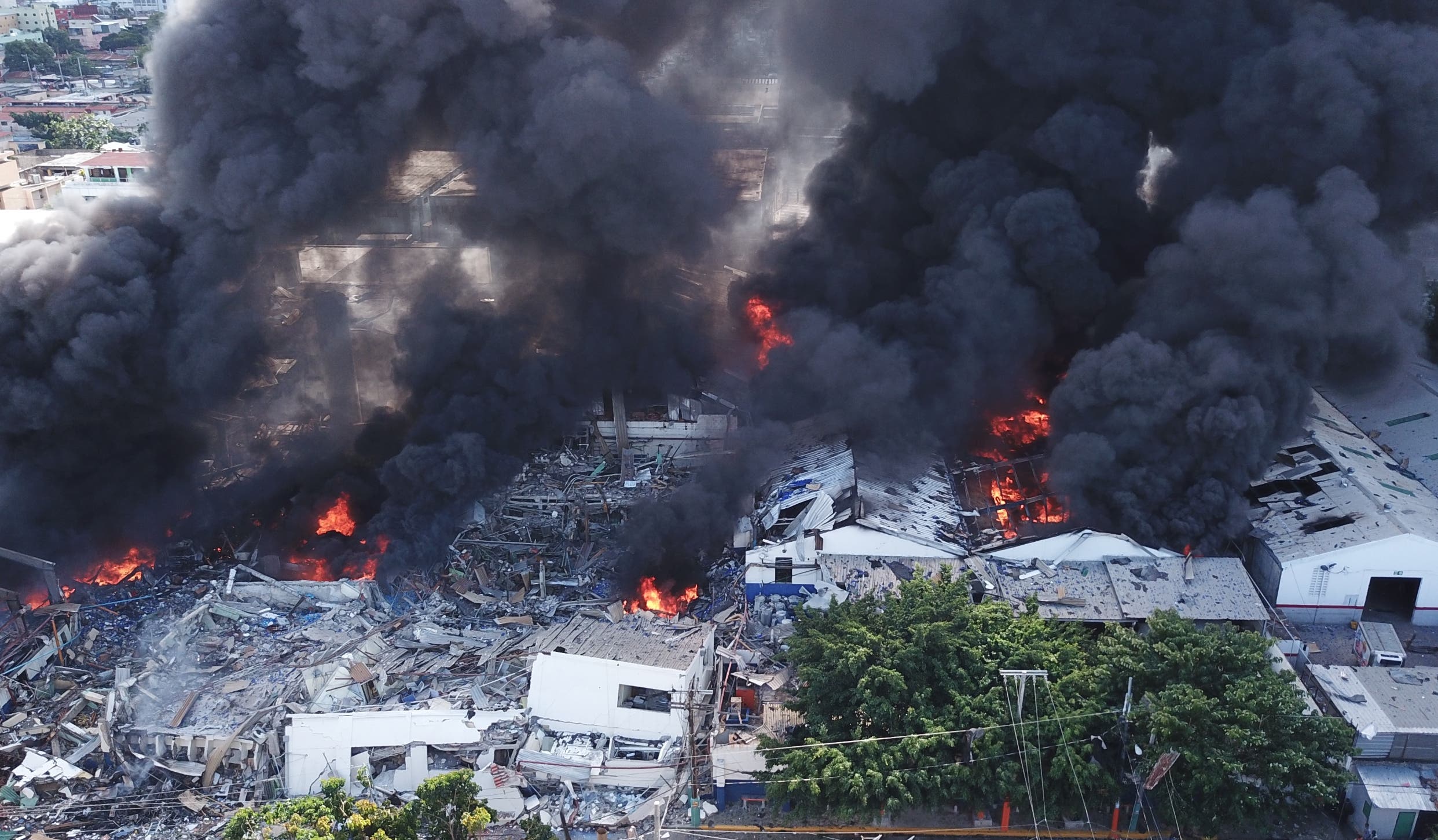 Una panorÃ¡mica de las llamas que destruyeron las instalaciones de la empresa, tras la explosiÃ³n que provocÃ³ alarma en los alrededores de Villas AgrÃ­colas. Jovanny Kranwinkel