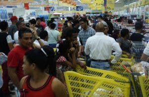 Las compras en establecimientos aumentaron por parte del público.   ELIESER TAPIA