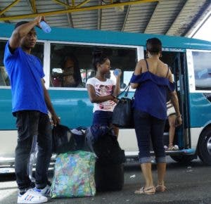 El  movimiento de gente era notorio en paradas de guaguas.