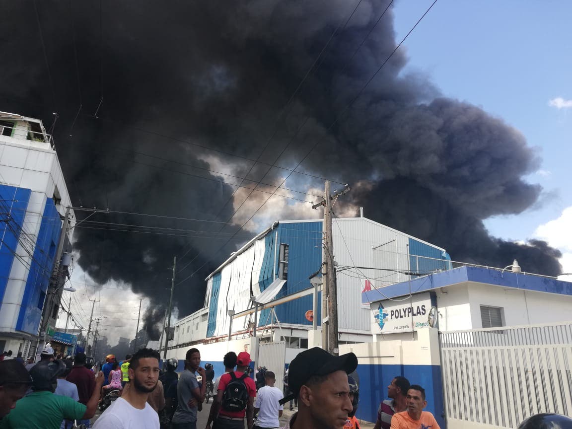 El incendio que se produjo tras la fuerte explosiÃ³n consumiÃ³ gran parte de las instalaciones de la empresa Polyplas, en el sector Villas AgrÃ­colas. Foto: El DÃ­a.