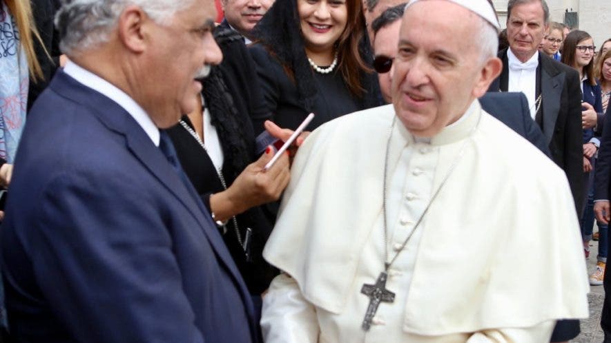 El papa Francisco recibe los saludos del canciller dominicano, Miguel Vargas.