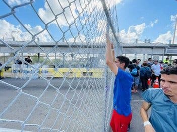 Protestan pacíficamente venezolanos deportados en puente entre México y EEUU