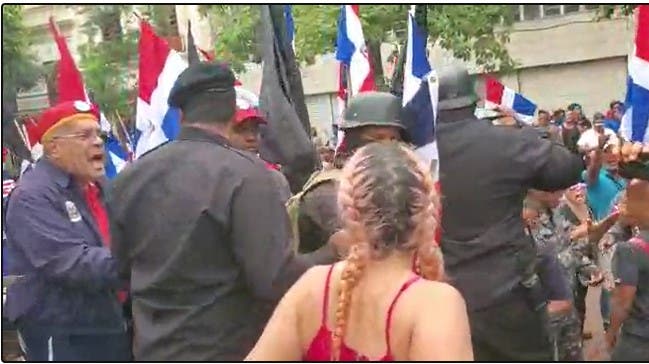 Grupos ultranacionalistas agreden mujeres e impiden acto en el Parque Colón