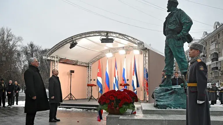 Putin y Díaz-Canel inauguran una estatua de Fidel Castro en Moscú 