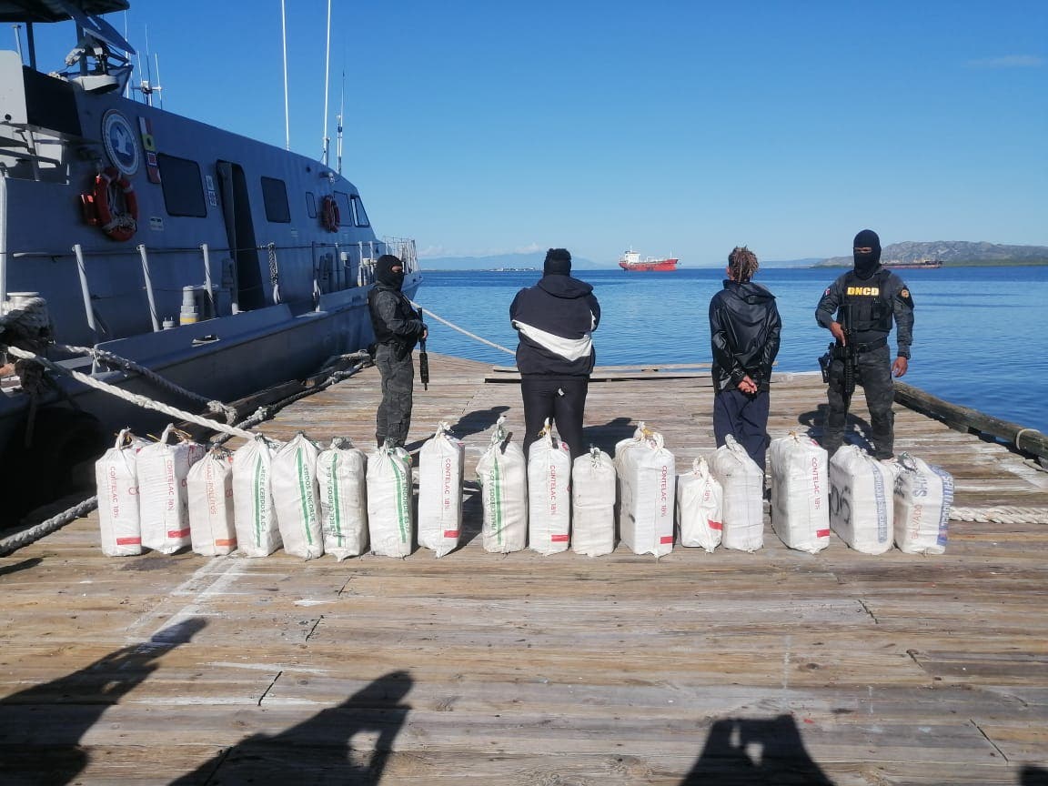 Apresan a dos hombres con 444 paquetes de droga a bordo de una lancha