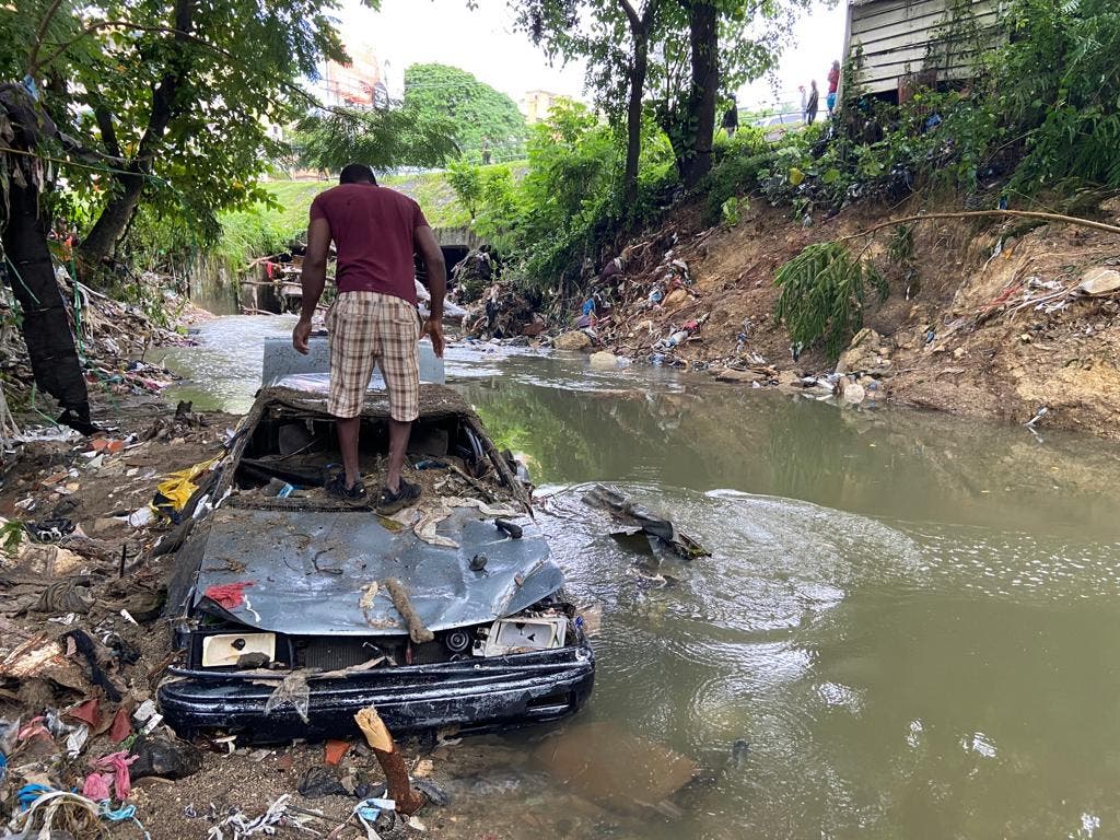 Lluvias convierten Santo Domingo en cementerio de vehículos