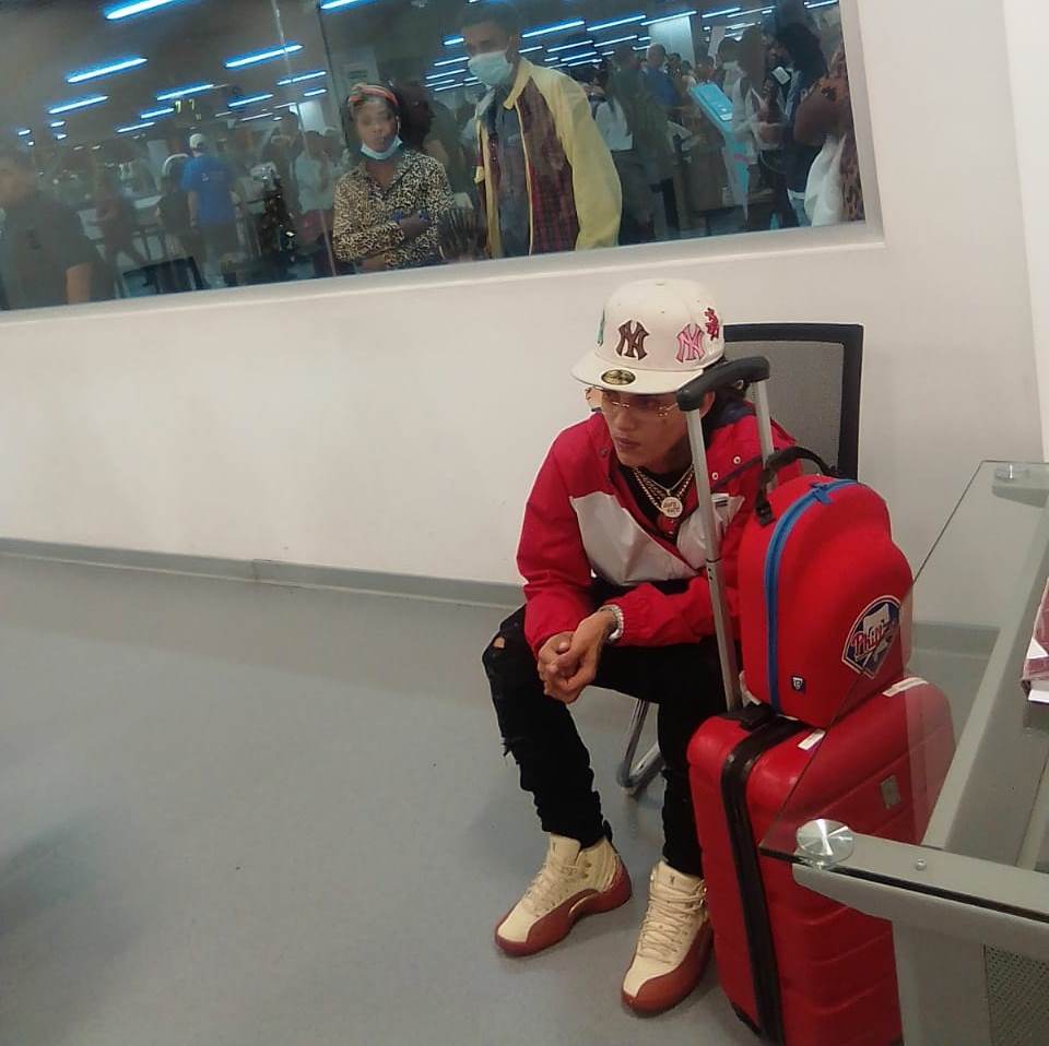 Onguito Wa fue retenido en el aeropuerto cuando intentaba viajar a Colombia
