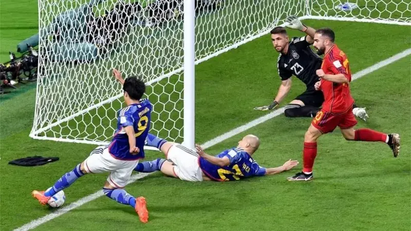 ¿Salió o no del campo? La polémica por el segundo gol de Japón en su victoria sobre España en Qatar