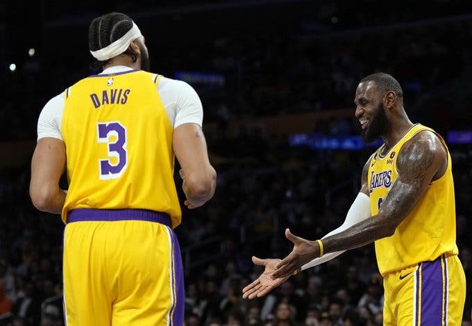 LeBron suma 31 en victoria de los Lakers sobre Trail Blazers, Con 51 puntos de Booker en tres periodos los Suns ganan
