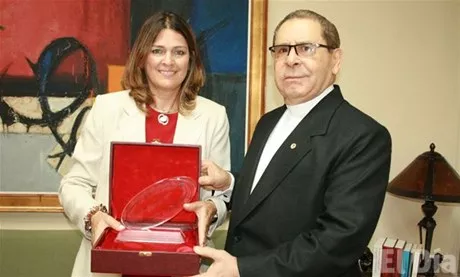 http://eldia.com.do/image/article/31/460×390/0/BF2218CE-E94B-4733-B5DE-B0CA794AEBE2.jpeg