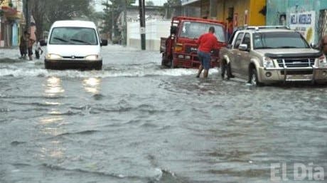 Inundaciones desplazan a cientos de personas en las provincias Hermanas Mirabal y Azua