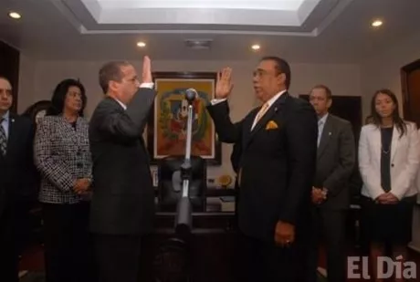 Juramentan a Henry Mejía como suplente de la Junta Central Electoral