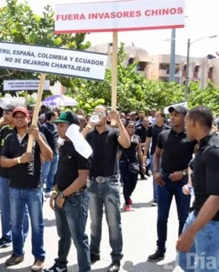  Comerciantes protestan  por  competencia desleal 
