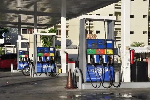 Bajan 2 pesos a las gasolinas; los demás combustibles siguen igual