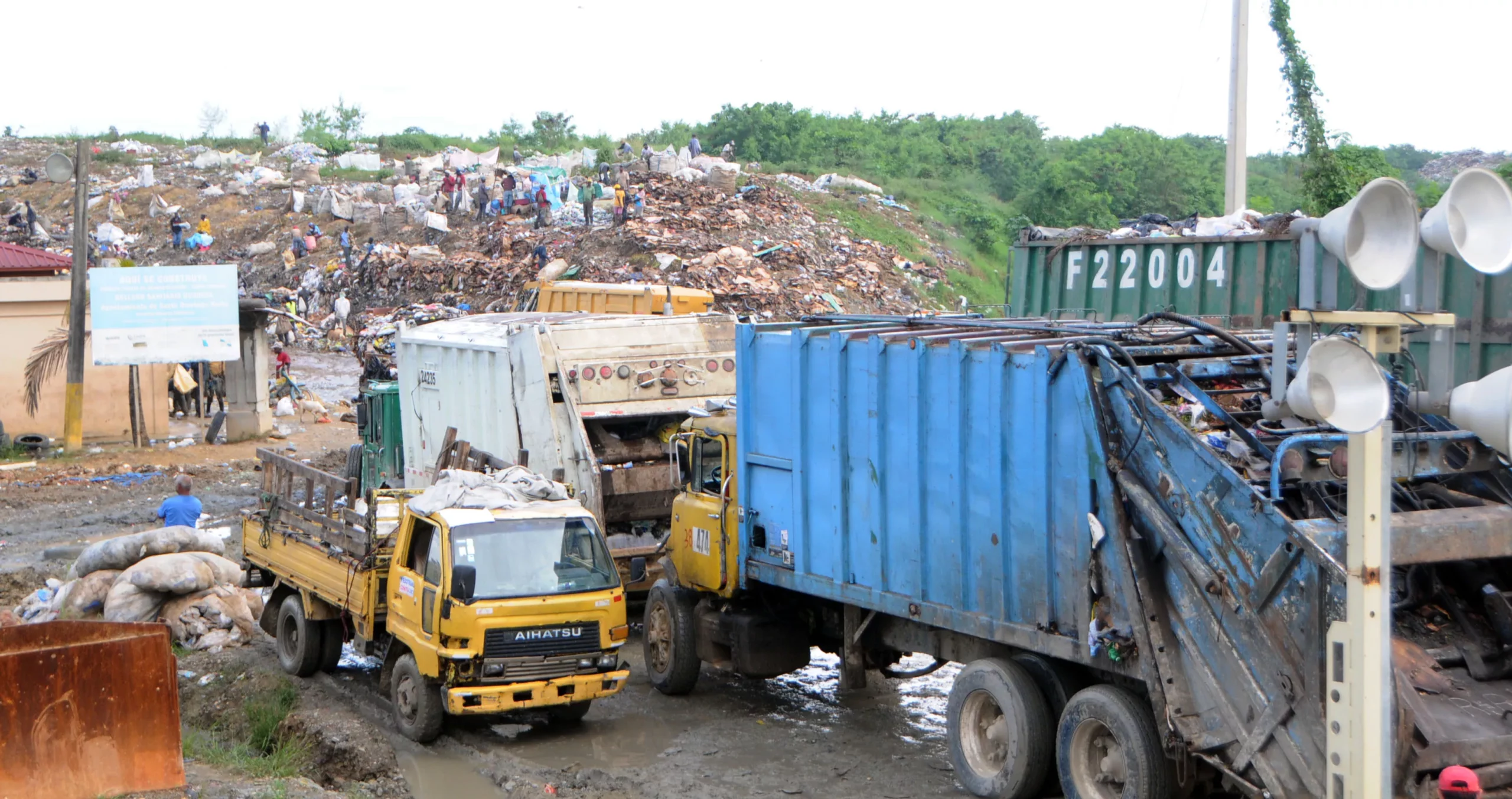 Alcaldes del Gran Santo Domingo piden a Medio Ambiente asumir vertedro de Duquesa