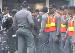 PN arresta 24 agentes por cobrar peaje narcos