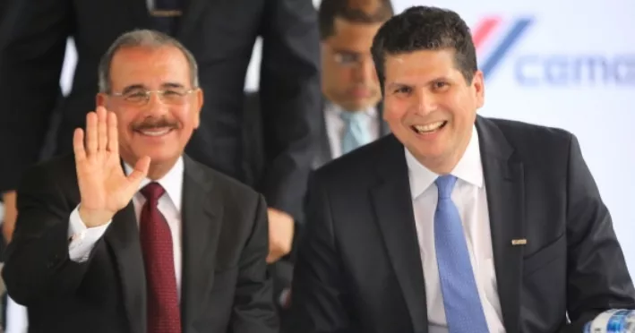 El presidente Danilo Medina junto a Carlos González.