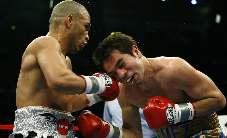 Miguel Cotto conecta al rostro del filipino Manny Pacquiao. archivo