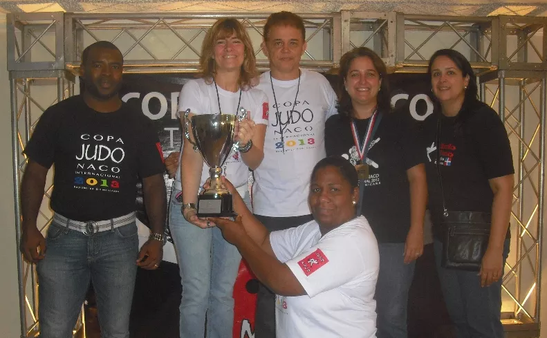 Luisa Martínez, de Fedojudo, entrega el trofeo a los campeones.
