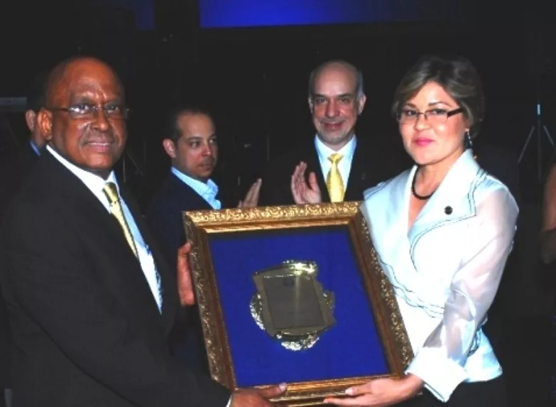 La doctora Fanny Grullón, presidenta de la Sociedad, reconoce personalidades.