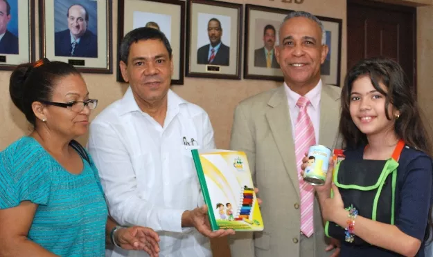 José Joaquín Suriel y  Héctor Veras en la entrega.