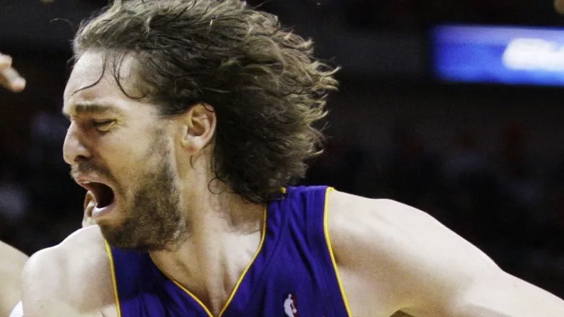 Chuck Hayes,   Pau Gasol