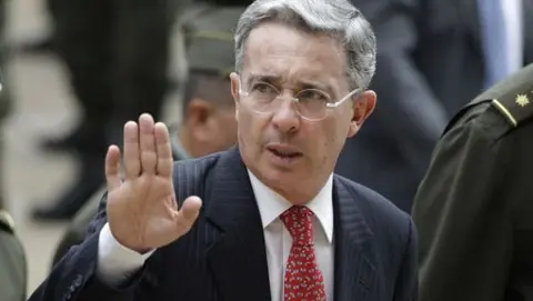 Expresidente colombiano Uribe da marcha atrás y frena su renuncia al Senado
