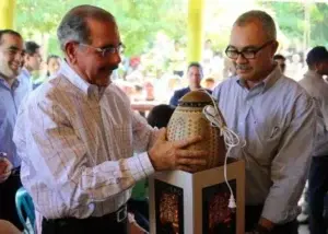 Danilo Medina promete apoyar a mineros y artesanos de Bahoruco