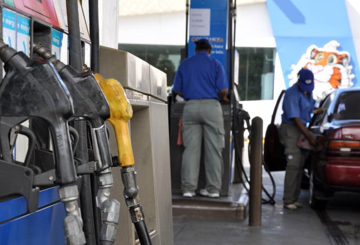 Industria y Comercio dispone rebajas de dos pesos a la gasolina y RD$2.10 al gasoil
