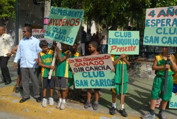 Dirigentes marchan al Palacio en demanda concluyan reparación Club San Carlos 