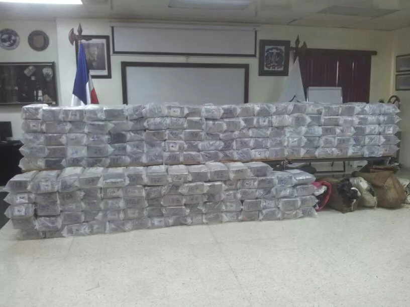  DNCD decomisa 1,060 paquetes de cocaína en Baní