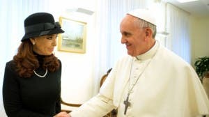 Presidenta argentina sufre esguince de tobillo en Roma antes de reunión con el papa