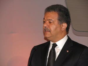 Leonel Fernández envía condolencias a Danilo Medina por la muerte de su padre