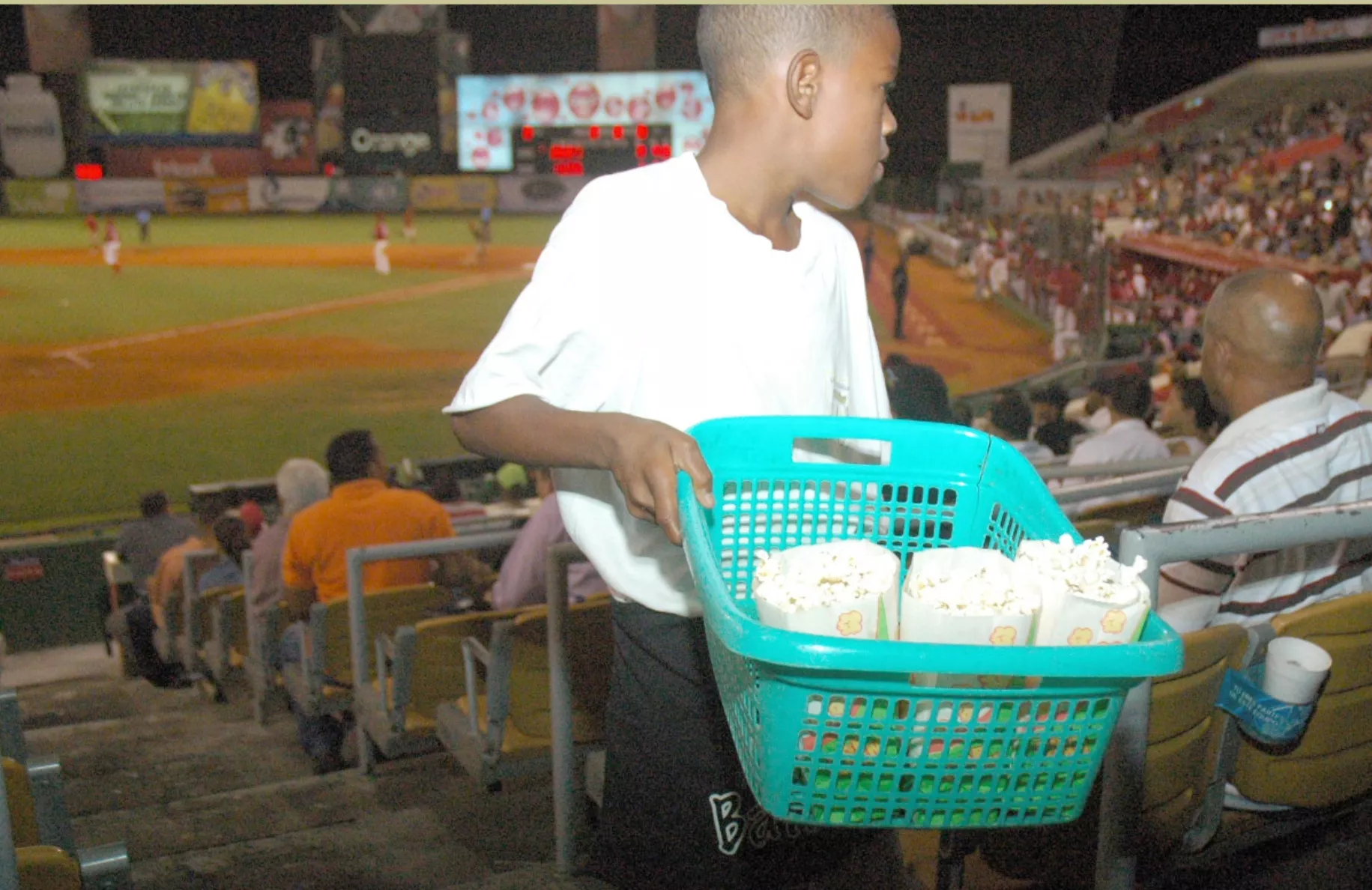 NIÑOS TRABAJANDO EN EL ESTADIO QUISQUEYA
