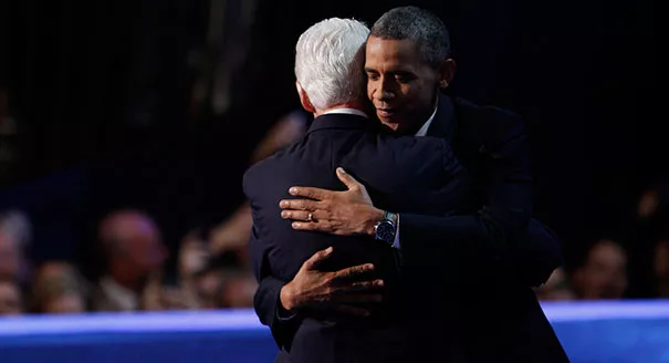 Barack Obama y Bill Clinton se abrazan. Foto: Archivo.