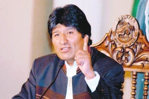 Evo Morales celebra el Primero de Mayo aumentando salario a los trabajadores